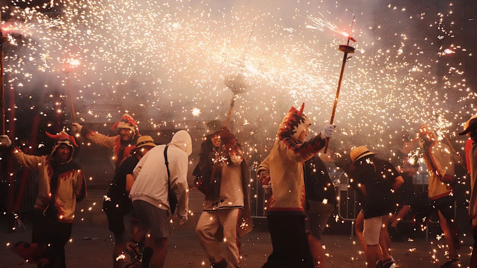 L'Aquelarre omple Cervera de bruixes, dimonis i disbauxa | PEPA SANGENÍS