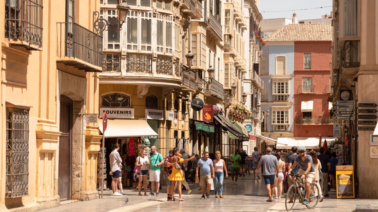 A media mañana - Salimos a la calle - 25/08/23 - escuchar ahora