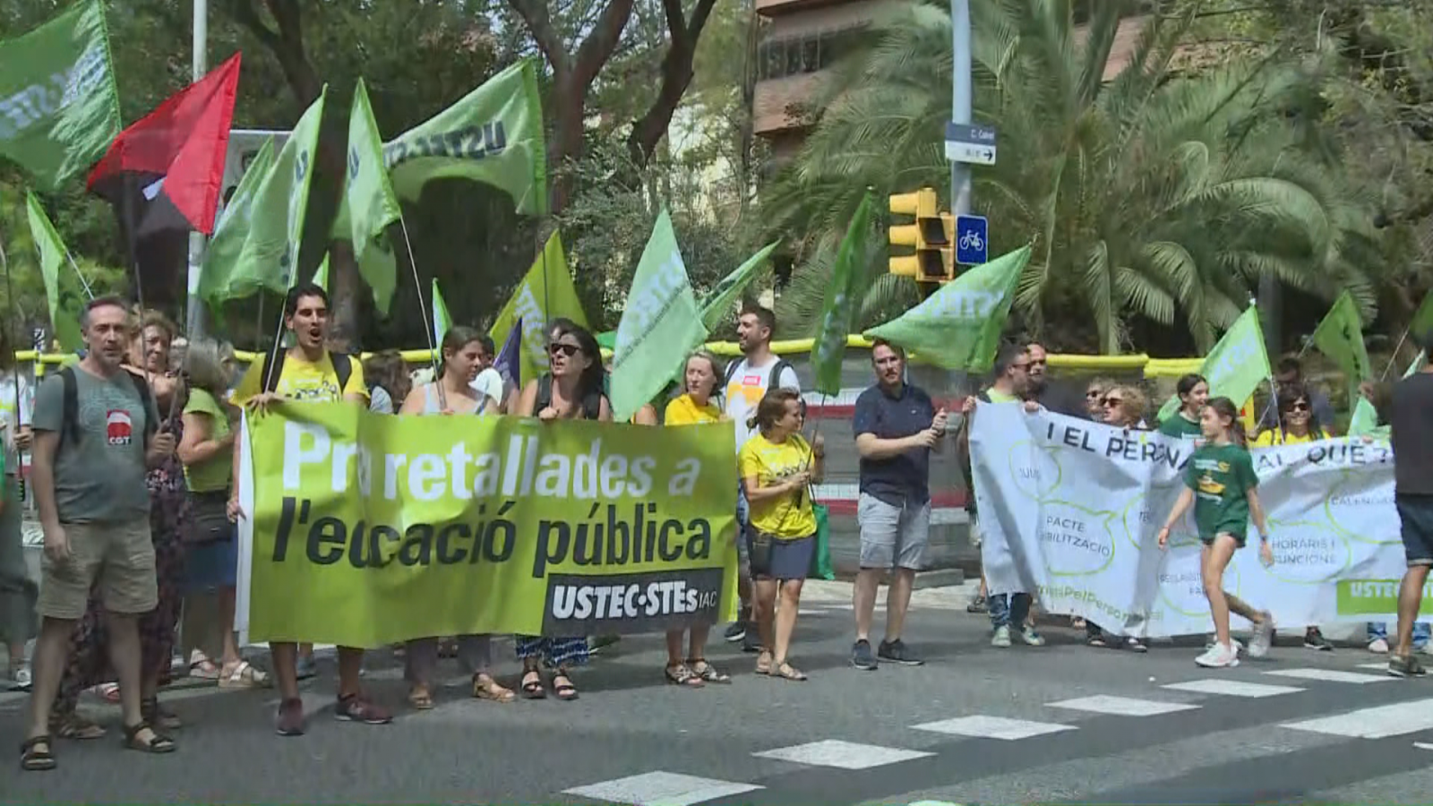 Els sindicats d'educació tallen la Via Augusta a les portes del curs escolar