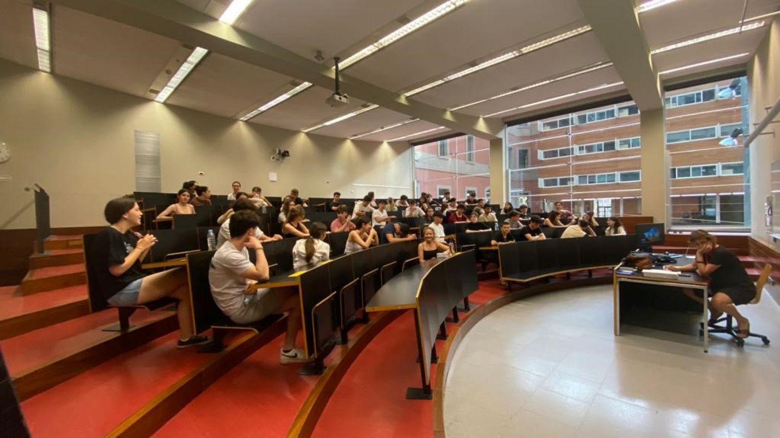 Els titulats d¿universitats catalanes assoleixen la plena ocupació en el cas de màsters i doctorats