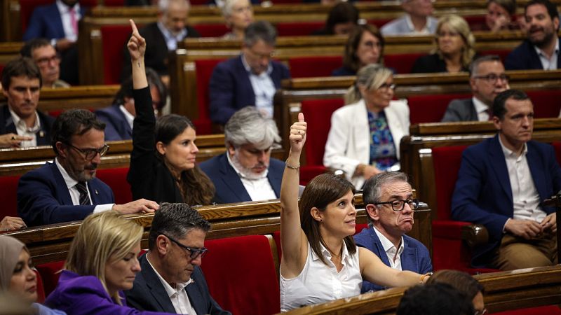 El Parlament aprova el text pactat entre ERC i Junts que condiciona el suport a la investidura del líder del PSOE