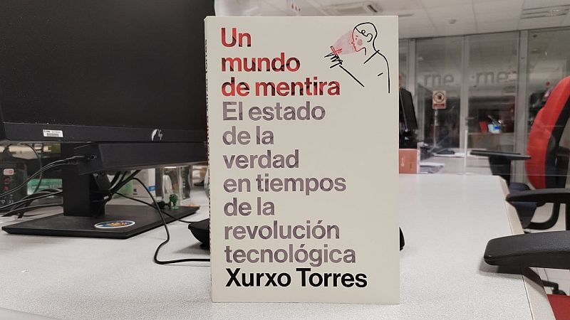 El gallo que no cesa - El ensayo de Xurxo Torres sobre un mundo 'de mentira' - Escuchar ahora