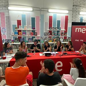 Por tres razones - Por tres razones - 'Por tres razones' lleva a Blue Jeans a la Cañada Real - Escuchar ahora