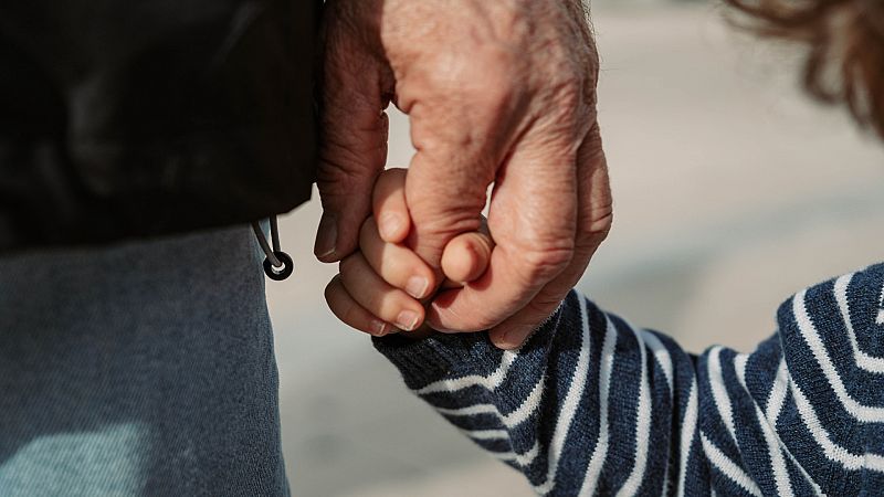 Por tres razones - Unos abuelos consiguen la custodia de sus nietos - Escuchar ahora