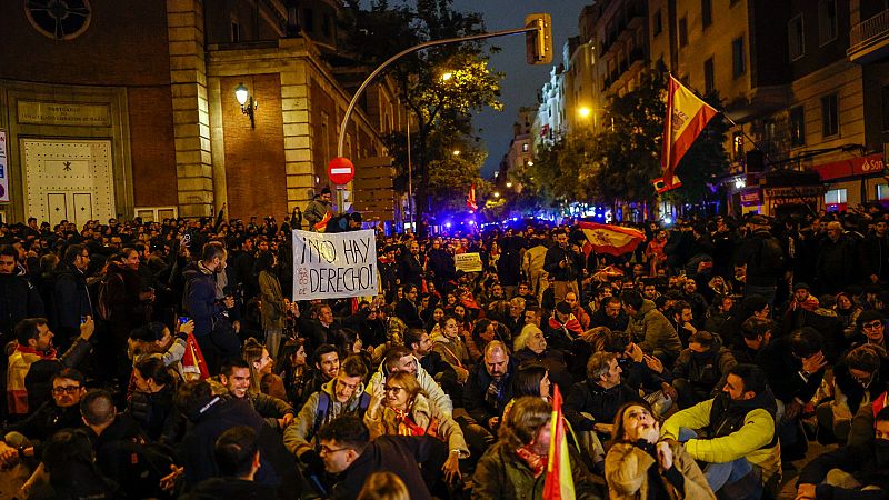 24 Horas - Anna López, doctora en Ciencias Políticas y especialista en extrema derecha: "Lo que vimos ayer en Ferraz fue una unificación de las tres familias de la extrema derecha" - Escuchar ahora