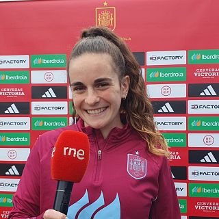 Montse Tomé y Tere Abelleira en la previa ante Italia