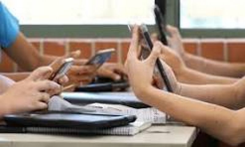 Moviles en las aulas, un debate sin resolver - 04/12/23 - Escuchar ahora