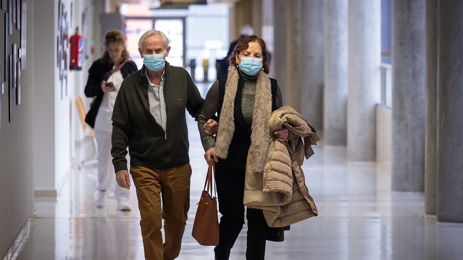 Tornen les mascaretes als centres sanitaris