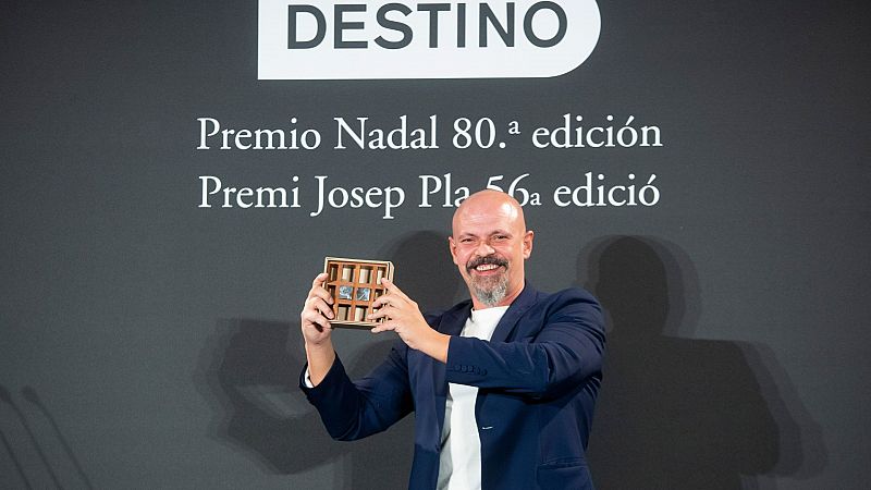 24 horas Fin de Semana - El escritor César Pérez Gellida, Premio Nadal 2024 con su novela 'Bajo tierra seca' - Escuchar ahora