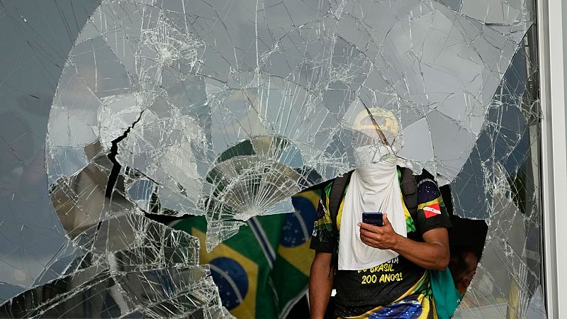 Cinco continentes - Un año del asalto a los Tres Poderes de Brasilia - Escuchar ahora