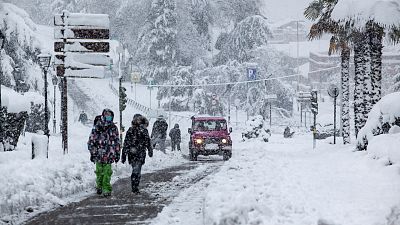 14 horas Fin de Semana - Bloqueados en la carretera: "Me he puesto unas bolsas en las zapatillas y me he ido andando a casa" - Escuchar ahora