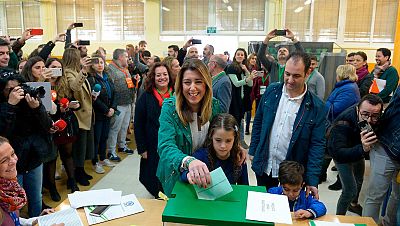  Boletines RNE - Susana Díaz vota en Sevilla y un grupo de personas la invitan a irse al paro - Escuchar ahora 