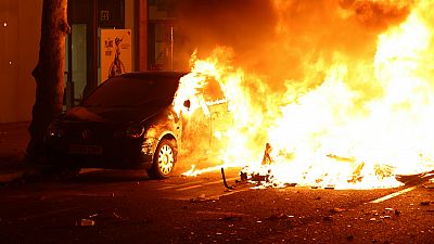  Las mañanas de RNE con Íñigo Alfonso -  Coches quemados y ácido contra los Mossos en la tercera noche de violencia en Cataluña - Escuchar ahora