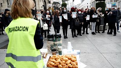 Boletines RNE - Siete de cada 10 españoles quieren más medidas para frenar la COVID, según el CIS - eSCUCHAR AHORA