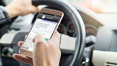 14 horas - Conducir y los mensajes de WhatsApp de mamá, una mala combinación - escuchar ahora