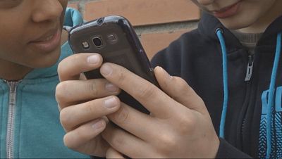 Educació es planteja prohibir totalment a les aules l'ús de telèfons mòbils | Lourdes Gata