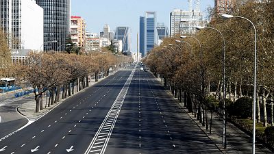 Boletines RNE - La economía española sufre su mayor desplome trimestral con una caída del 5,2% entre enero y marzo - Escuchar ahora