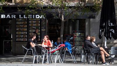 Boletines RNE - Cierre de bares y restaurantes en Cataluña a la espera del aval judicial - Escuchar ahora
