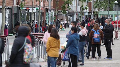 España a las 8 Fin de Semana - Largas colas en Aluche para recoger alimentos de la asociación de vecinos - Escuchar ahora