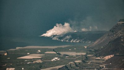 Las mañanas de RNE con Íñigo Alfonso - La caída de la lava al mar aumenta los niveles de azufre en Tazacorte - Escuchar ahora 