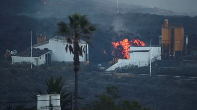 24 horas - La lava avanza con más fluidez y arrasa nuevas zonas de La Palma - Escuchar ahora