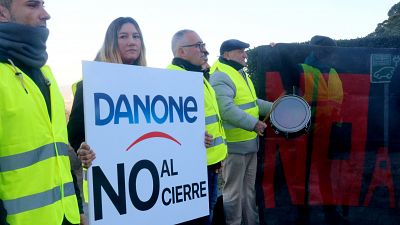 Mig centenar de treballadors de Danone es manifesten contra el tancament de Parets