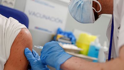24 horas - Sanidad propone vacunar con AstraZeneca a trabajadores esenciales sin límite de edad - Escuchar ahora