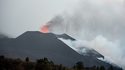 Las mañanas de RNE con Íñigo Alfonso - Se abren dos nuevas bocas en el volcán que expulsan piroclastos y lava - Escuchar ahora