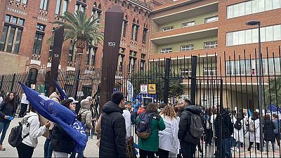 Tècnics sanitaris i TCAI reclamen millores laborals en una marxa lenta a Barcelona | Anna Bañeres