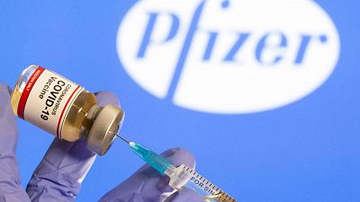 Boletines RNE - La vacuna de Pfizer y BioNtech será la primera en recibir la luz verde de la Agencia Europea del Medicamento - Escuchar ahora