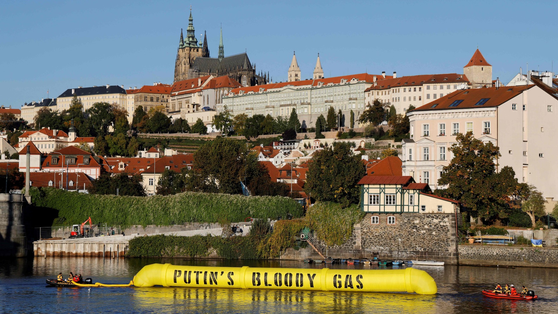 Protesta de activistas de Greenpeace en Praga, donde se celebra la cumbre de la UE. En una réplica inflable de un gasoducto en el río Moldava han escrito las palabras 