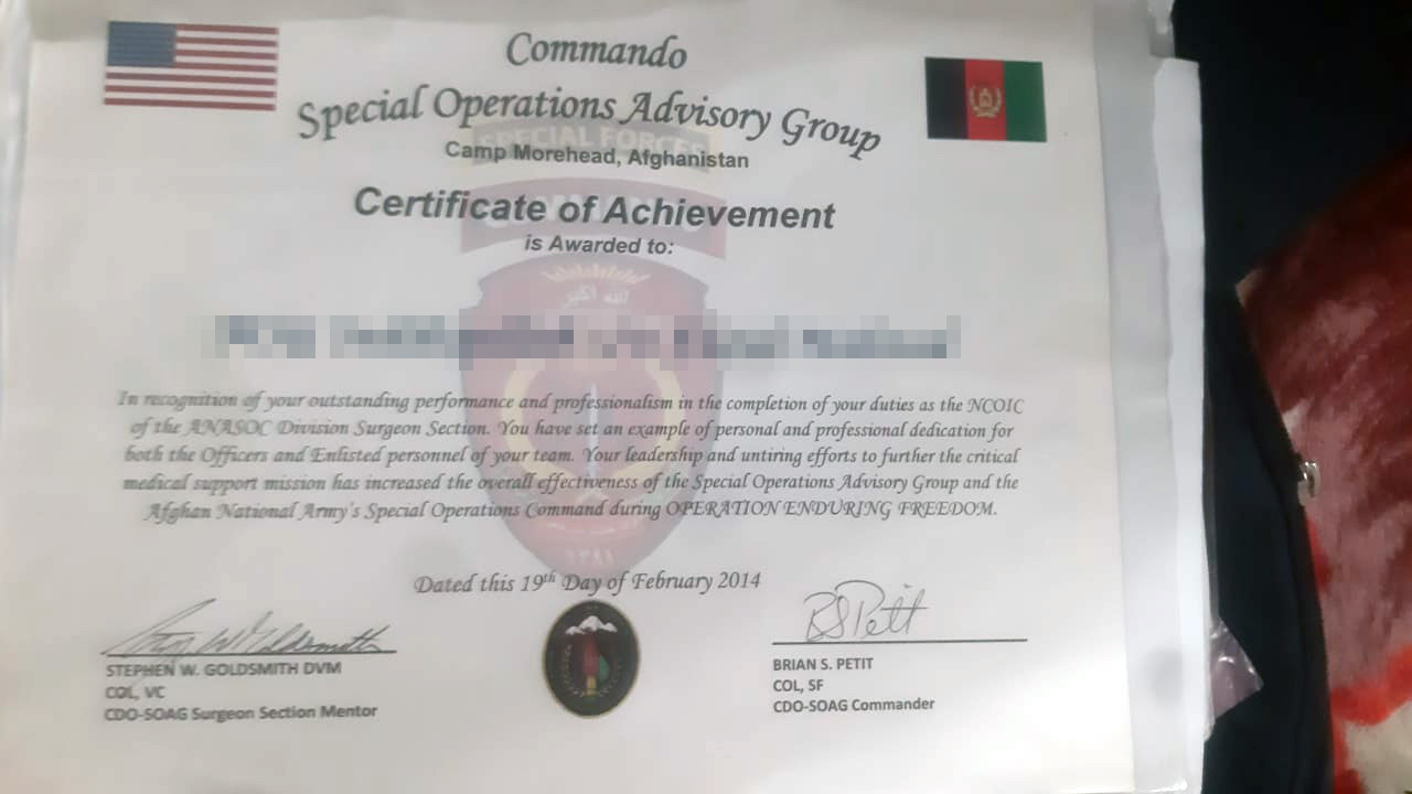 El diploma que recibió Omar por liderar la división médica del Comando de Fuerzas Especiales de Afganistán (ANASOC).