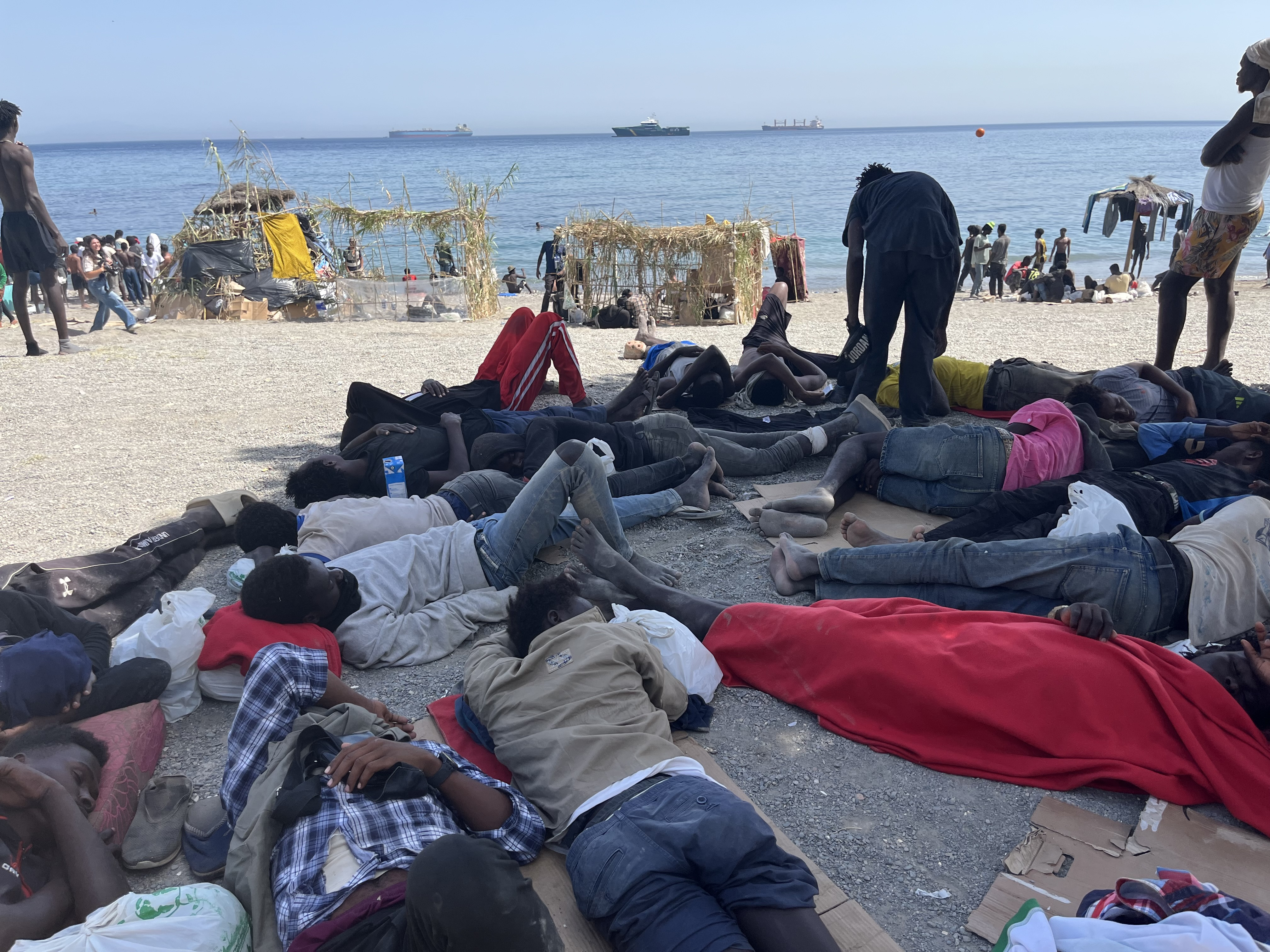 9 de agosto. Los migrantes construyen las primeras cabañas en la playa del Trampolín. EFE/Reduan