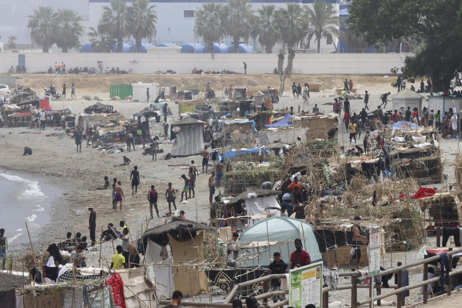 14 de agosto. El asentamiento de la playa del Trampolín crece. EFE/Reduan