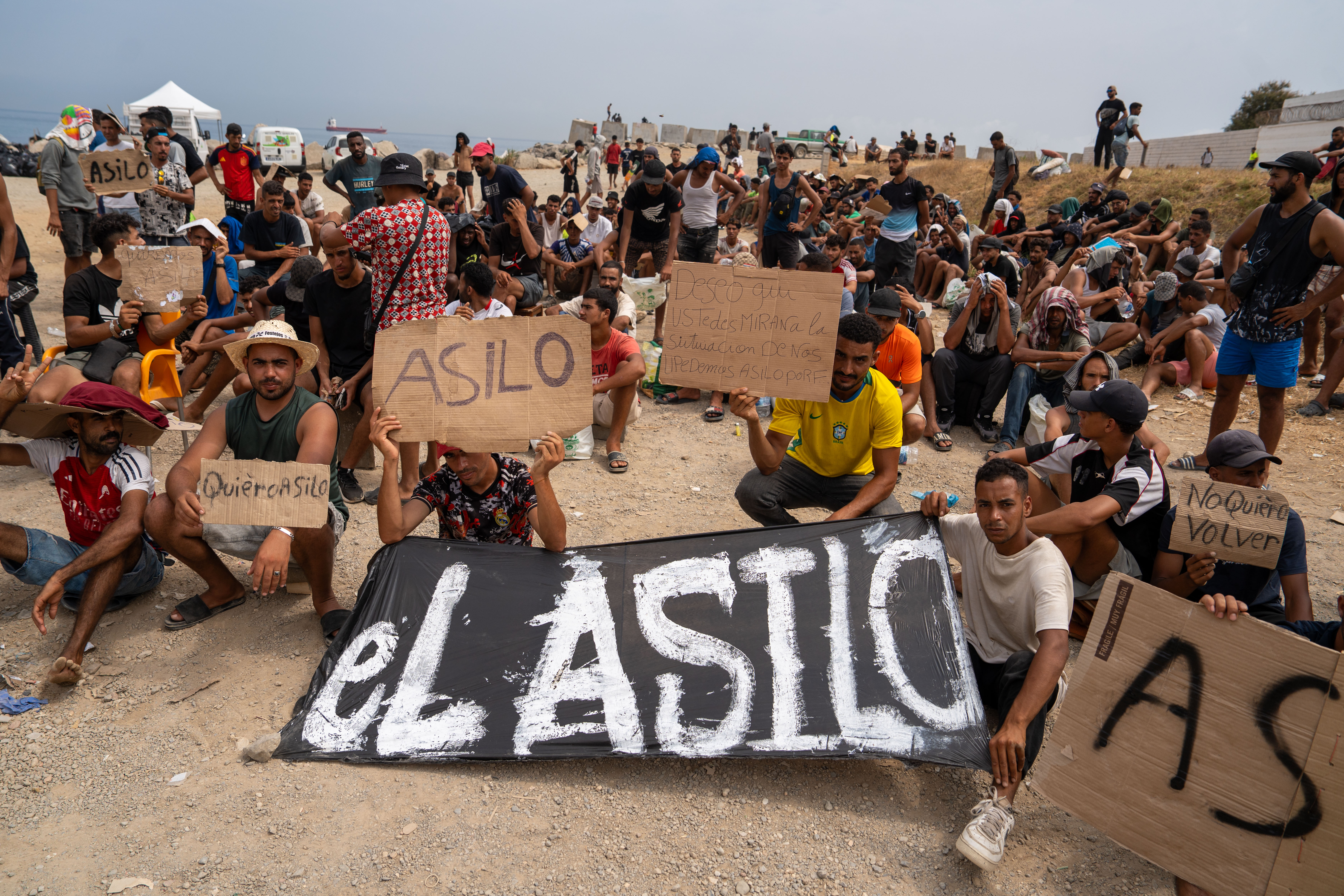 16 de agosto. Un grupo de migrantes se concentra de forma espontánea para solicitar asilo en la playa del trampolín. EFE/ Reduan
