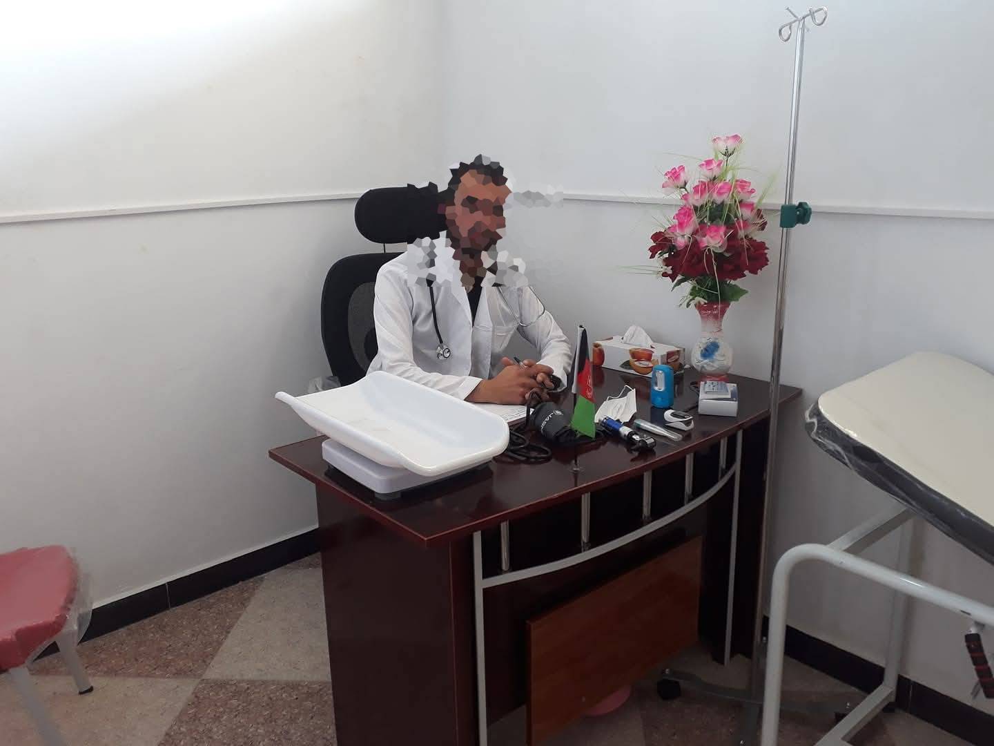 Antes de la retirada de Estados Unidos, Omar trabajó como médico en una clínica en Kabul.