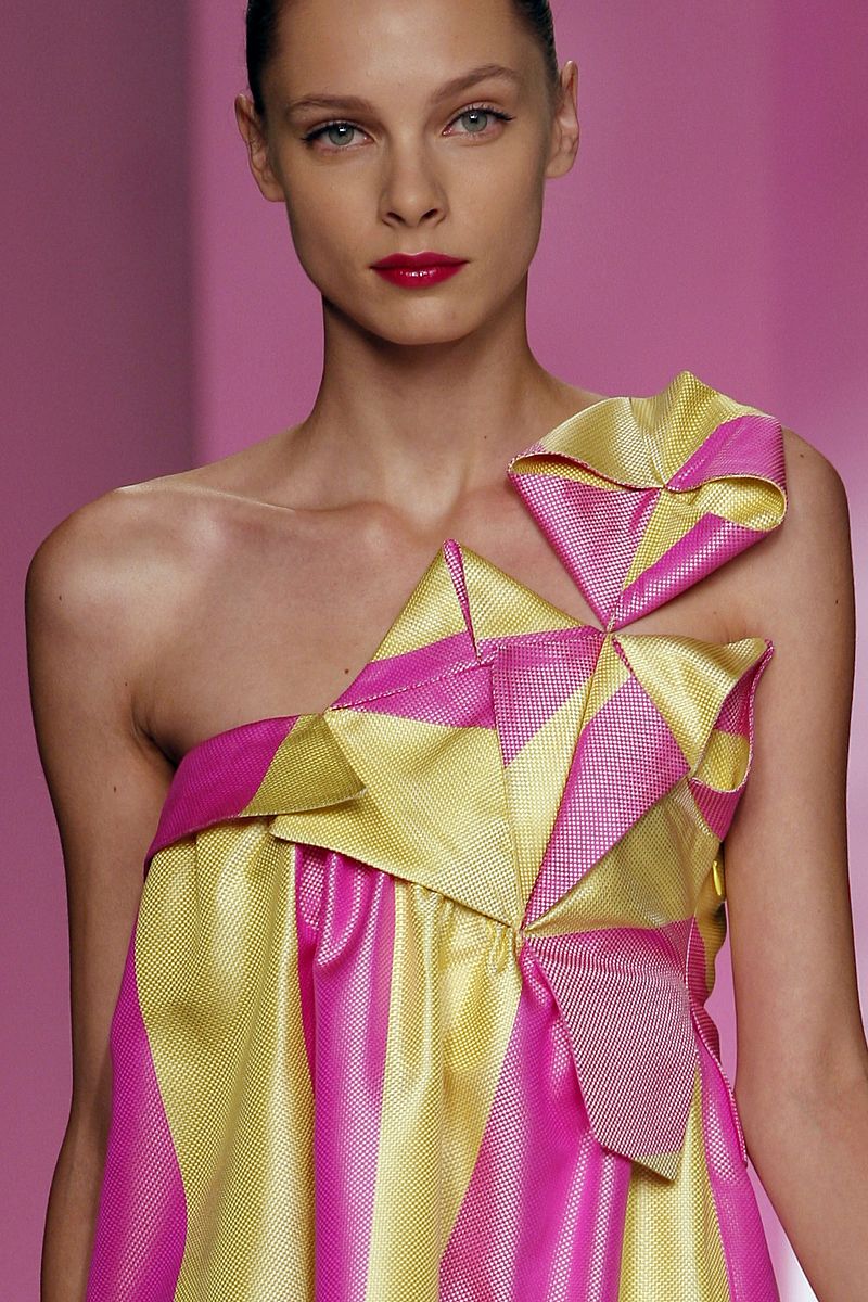 Devota & Lomba deslumbra con sus formas asimétricas