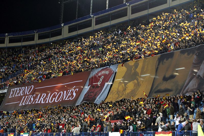 Las mejores imágenes del homenaje a Luis Aragonés en el España - Italia