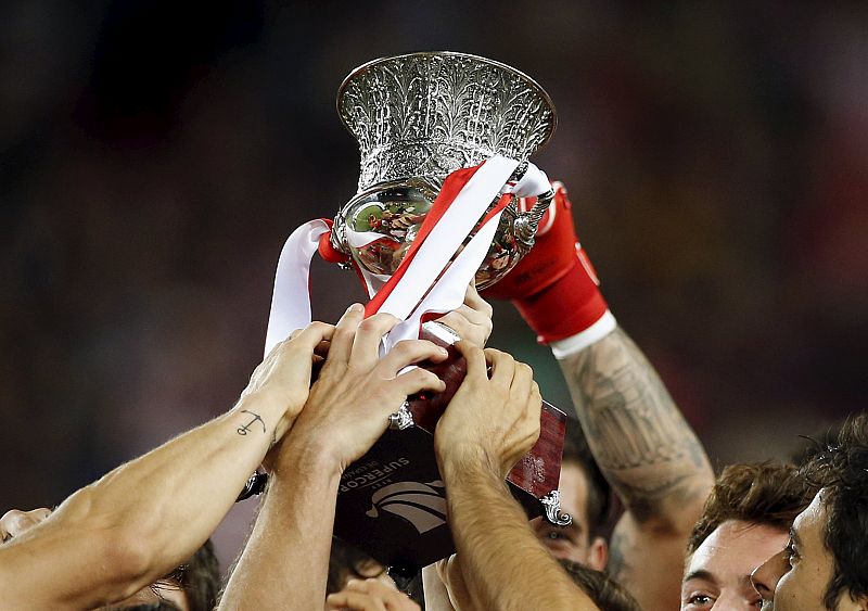El Athletic de Bilbao celebra su título de Supercopa ante el Barcelona