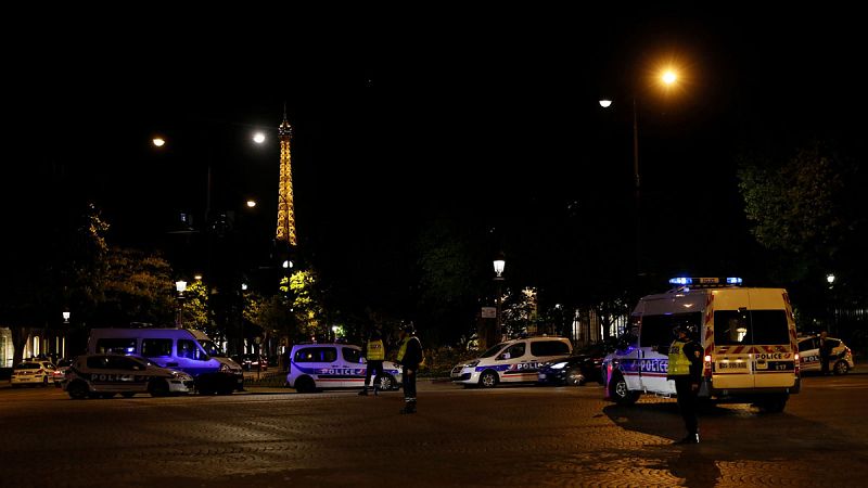 El tiroteo en los Campos Elíseos de París, en imágenes