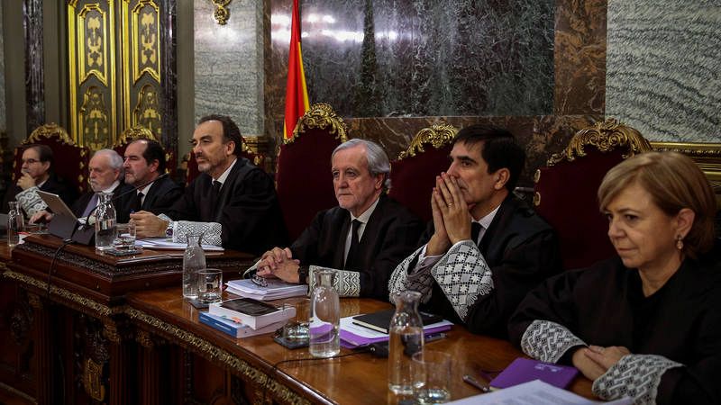 El presidente del tribunal, Manuel Marchena (4i), con el resto de magistrados de la Sala de lo Penal del Supremo