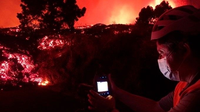 Una cientfica de Involcan toma una imagen trmica de la colada de lava en La Palma.