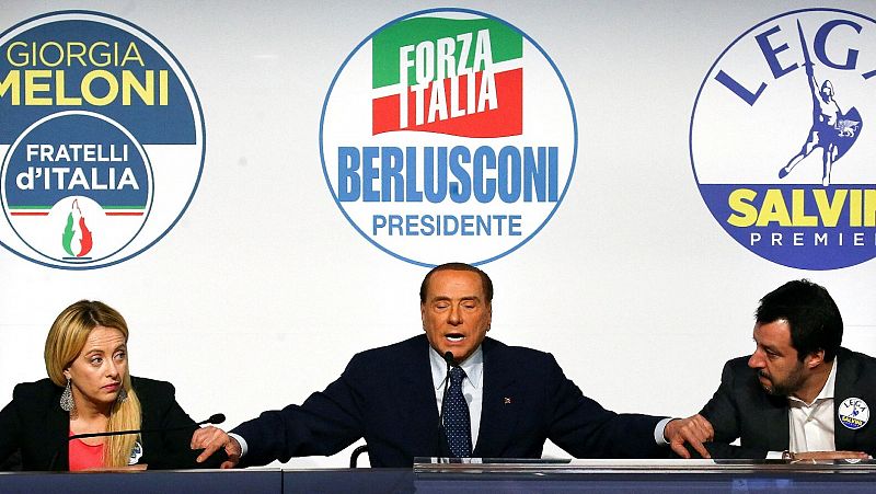 Meloni (izquierda), Berlusconi (centro) y Salvini (derecha), juntos en una imagen de archivo