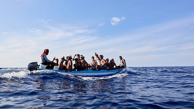 Imagen de archivo de un barco con migrantes cerca de Lampedusa (Italia)