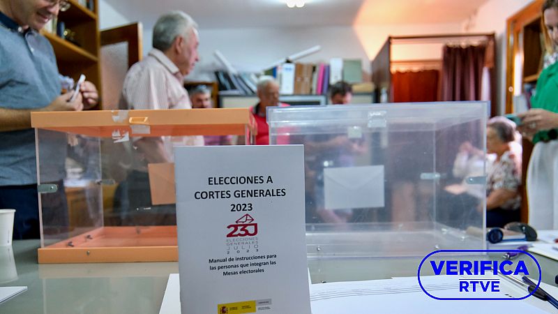 Las urnas preparadas en un colegio electoral del municipio riojano de Vilarroya