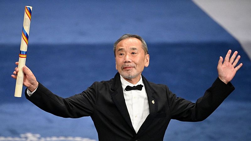 El escritor japonés Haruki Murakami reacciona en el escenario tras recibir el Premio Princesa de Asturias de las Letras 2023