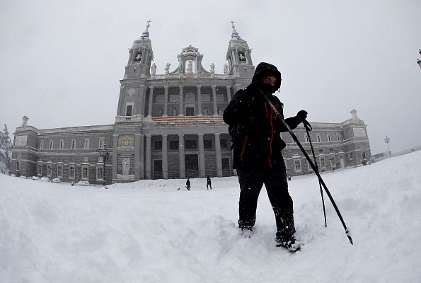 Última hora del temporal en directo: nevadas y carreteras cortadas en  Madrid, Castilla-La Mancha y Valencia
