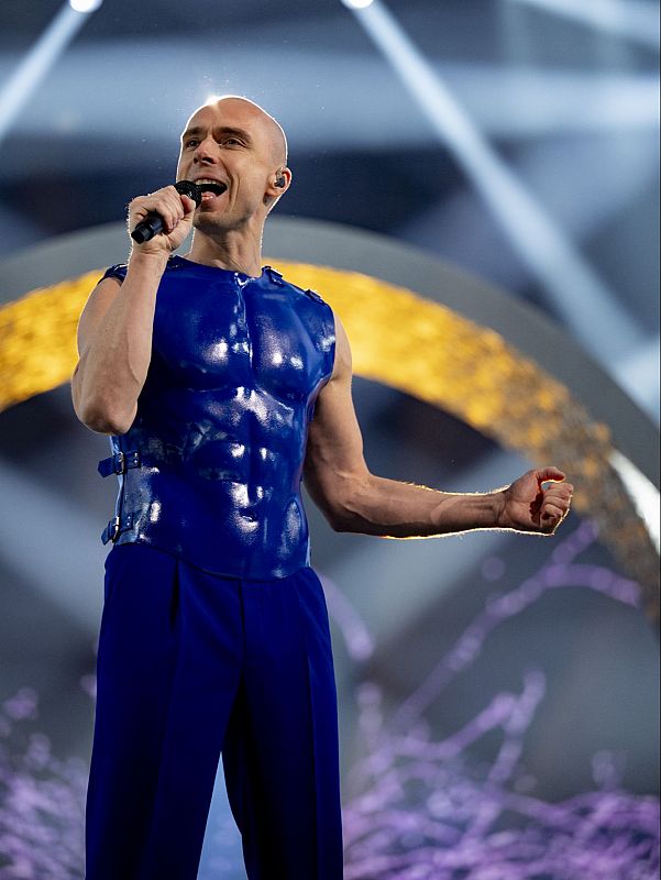 Dons representa a Letonia en Eurovisión 2024 con la canción "Hollow"