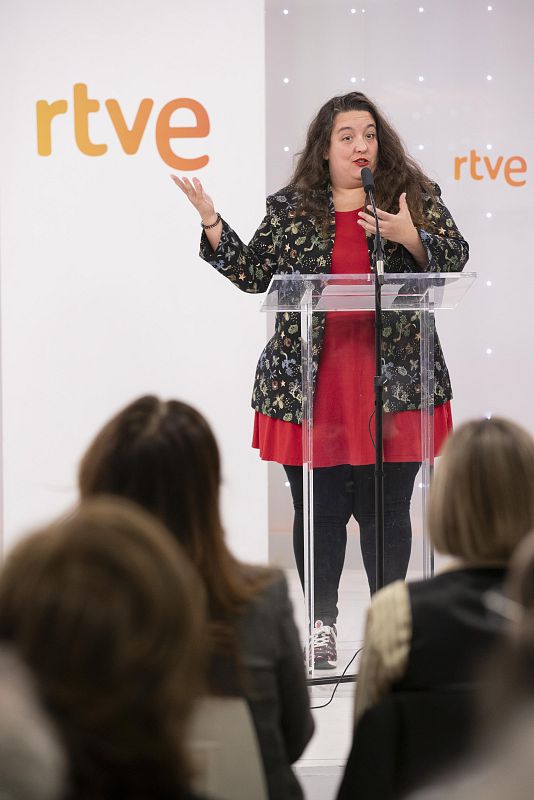Una mujer habla en un atril en un evento de RTVE.