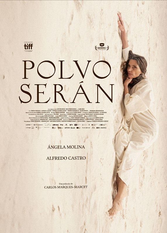 Ángela Molina yace en un paisaje arenoso en el póster de "Polvo Serán".  El título y los nombres de los actores principales aparecen en letras grandes.
